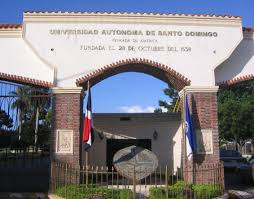 Puerta principal de la UASD.