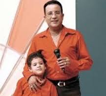 Emilio Angeles junto a su hijo