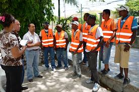 Realizan entrega de chalecos a motoconchos en Barahona