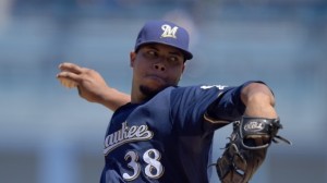 Milwaukee Brewers lanzador abridor Wily Peralta lanza al plato en la primera entrada de un juego de béisbol contra los Dodgers de Los Angeles, Domingo, 17 de agosto 2014, en Los Angeles. AP.