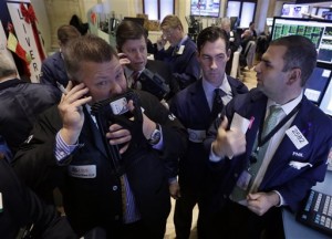 Corredores de bolsa trabajan en Wall Street. Foto De Archivo.