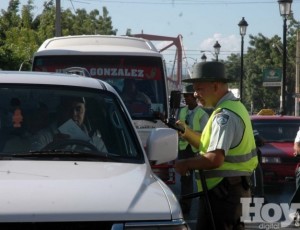 En las pasadas 24 horas fueron multados 70 conductores sorprendidos en esas flagrantes violaciones a la Ley de Tránsito. 