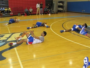 Varios de los integrantes del equipo dominicano estrechan durante la sesión de entrenamiento realizada ayer en Baruch College.