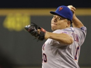 Bartolo Colón de los Mets de Nueva York lanza ante los Marineros de Seattle. 