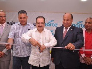 El ingeniero Julio César Correa, acompañado de autoridades provinciales y municipales, corta la cinta, dejando inaugurado el servicio 24 horas en Sánchez. 