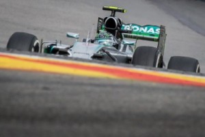 El piloto de Mercedes, Nico Rosberg, maneja en la primera práctica del GP de Bélgica de la Fórmula Uno el viernes, 22 de agosto de 2014, en Spa-Francorchamps (ap).