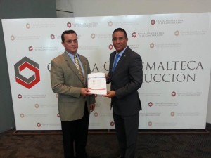 Pelayo Llerena, Presidente de la Cámara de la Construcción recibe del Embajador dominicano en Guatemala, René Santana, la información impresa del foro "Invierte RD".