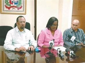 Dirigentes. Franco de los Santos, Xiomara Guante y Juan Núñez, durante una rueda de prensa en la sede de la ADP.