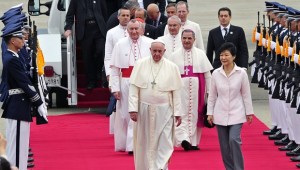 Papa Francisco fue recibido en Corea del Sur por su presidenta, Park Geun-hye