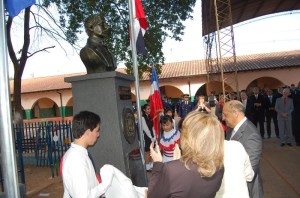 Izan bandera RD en plaza de Asunción, Paraguay