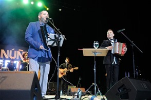 Artistas. Pavel Núñez llevó a escena al Prodigio como una de sus sorpresas en el concierto.