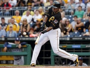 El dominicano Gregory Polanco, de los Piratas de Pittsburgh, remolca una carrera con un sencillo frente a los Padres de San diego, el viernes 8 de agosto de 2014. 