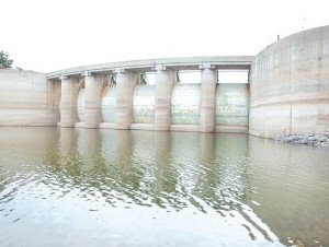 Los niveles en la presa de Tavera son cada día más bajos. 