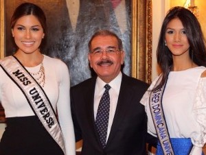 Danilo Medina junto a María Gabriela Isler y Kimberly Castillo.