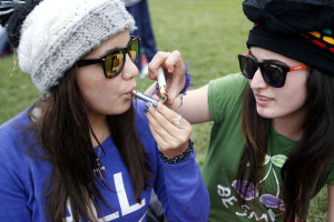 Foto: Acento.com.do/archivo./Dos jóvenes fuman marihuana en Uruguay, primer país que legalizó por completo ese cultivo.