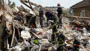 La explosión destrozó la fachada y dejó al descubierto el interior de los apartamentos del edificio.