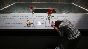 Conmemoran caídos el 11S en lugar del siniestro. (Foto: Reuters)
