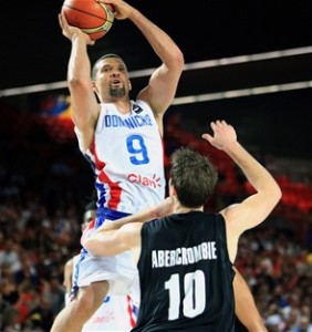 Ofensiva. Francisco Garcia va hacia el canasto en busca de anotar dos de los 29 puntos que tuvo en el partido de ayer en que Dominicana se anotó su primera victoria en el iniciado Mundial de Baloncesto, tras derrotar 76-63 a Nueva Zelanda en choque del Grupo C: Thomas Abercrombie trata de impedir el lance del efectivo quisqueyano.