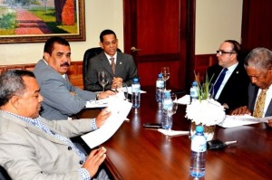 Reunión de la Comisión de Transporte y Comunicación, que presidente el doctor José Rafael Vargas. (Fuente Externa) - 
