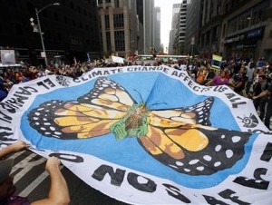 Manifestantes caminan por la Sexta Avenida de Nueva York durante una marcha para concientizar por el cambio climático, el domingo 21 de septiembre de 2014, en Manhattan. Miles de personas marcharon por la gran manzana acompañados de tambores, disfraces (AP ) -