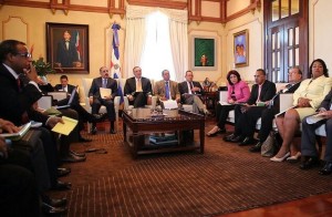 El Presidente Danilo Medina reunido con funcionarios en el Palacio Nacional.