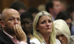 Familiares de la modelo Reeva Steenkamp reaccionan al escuchar el verericto contra el atleta Oscar Pistorius, en el Tribunal Superior de Pretoria (efe).