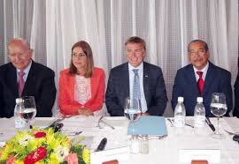 El embajador de Estados Unidos en el país, James W. Brewster, junto a los directivos de la Cámara de Comercio de Puerto Planta.