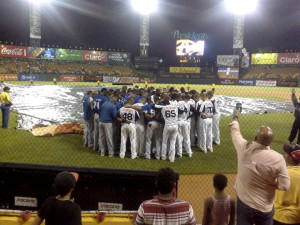 Jugadores de las Águilas y los Tigres oran en el terreno, tras enterarse de la muerte de Oscar Taveras