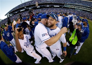 Integrantes de los Reales de Kansas City celebran la obtención del título de la Liga Americana y su correspondiente boleto a la Serie Mundial.