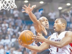 Kyle Lowry (der.) evita ser bloqueado por el dominicano Al Horford, de Atlanta. (AP ) 