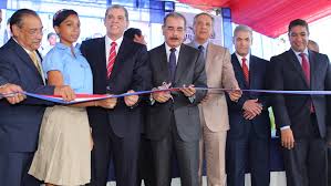 El presidente Danilo Medina corta la cinta simbólica que dejó inaugurada la escuela. 