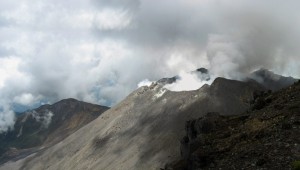 Los movimientos telúricos asociados a la actividad volcánica generaron pánico en varios poblados de Carchi, y en su capital, Tulcán, además del bloqueo temporal de vías. (Foto: EFE)
