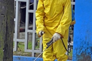 Un empleado de la municipalidad de Monrovia desinfecta una calle en un intento por contener la propagación del ébola en Monrovia el 1 de agosto del 2014. 