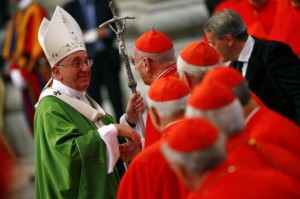 El Papa saluda a varios cardenales en el Vaticano