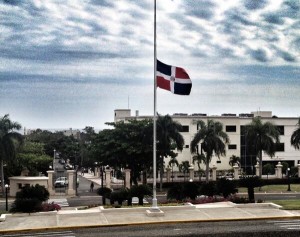 FASVCCXVDFbandera_dominicana_a_media_asta