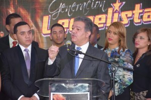 El expresidente Leonel Fern{andez se dirige a los presente en un acto en Santiago de los Caballeros