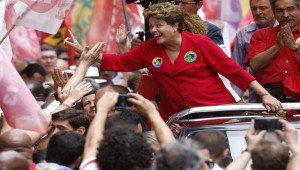 Rousseff sigue adelante en las últimas encuestas previo al balotaje del domingo. (Foto:Archivo)