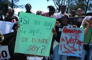 Manifestación de hoy frente JCE por dominicanos de ascendencia haitiana.Hoy/Fuente Externa 12/4/12. Archivo.