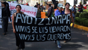 los-manifestantes-en-veracruz-exigieron-la-presentacin-con-vida-de-los-normalistas-de-ayotzinapa-desaparecidos-en-iguala-guerrero.png_1777007712