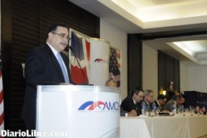  Marcos Cochón expone en la Cámara Americana de Comercio.