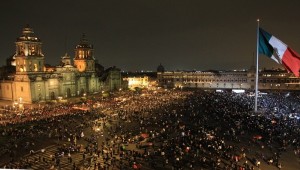 En el zócalo capitalino los familiares de normaistas, allegadas y sociedad civil reafirmaron que continuarán la lucha. (Foto: EFE)