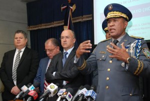 El presidente de la DNCD, mayor general Julio César Soufrount Velásquez, el ministro de Interior y Policía José Ramón Fadul, el procurador general de la República, Francisco Domínguez Brito, y el jefe de la Policía Nacional, mayor general Manuel Castro Castillo, durante la rueda de prensa conjunta que ofrecieron ayer para dar detallles del asalto a la cárcel de Najayo, San Cristóbal. Aracelis Mena