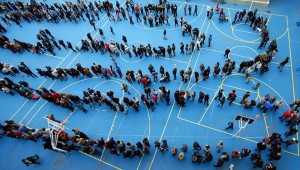 En Cataluña pueden verse largas colas de votantes. (Foto: Reuters)