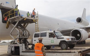 Fotografía del miércoles 29 de octubre de 2014 que muestra equipo médico para combatir al ébola que es descargado de un avión de Estados Unidos en el aeropuerto de Conakry, Guinea. (Foto de AP/Youssouf Bah)