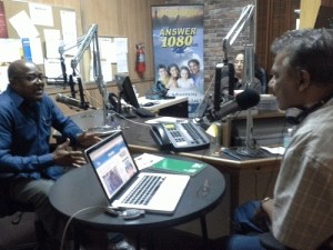 Eduardo Sánchez al ser entrevistado en el programa radial El Gran Domingo, que produce por la estación 1080 el comunicador Leonel Peña.