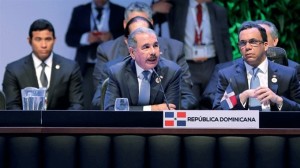 Encuentro. El presidente Danilo Medina pronuncia su discurso en la cumbre de la CELAC que se celebra en Costa Rica, en compañía del ministro de Relaciones Exteriores, Andrés Navarro. El mandatario habló sobre el tema de pobreza y transparencia