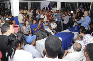 Foto-de-Luis-Abinader-durante-el-encuentro-con-dirigentes-que-apoyan-su-proyecto-presidencial-en-el-municipio-de-Esperanza-entre-los-presentes-estaban-Pedro-Aquino-coordinado_-Freddy-Rodriguez-direc