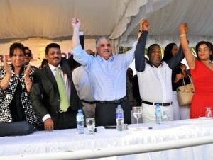 Miguel Vargas Maldonado, presidente del Partido Revolucionario Dominicano, Peggy Cabral y Junior Santos juramentaron a Tony Peña Guaba en un acto en la Casa Nacional de la organización política. Peña Guaba, quien renunció del PRM, estuvo acompañado (Romelio Montero) - 