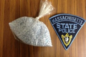 NUEVA YORK. Las más de mil pastillas de Oxicodona, confiscadas a Amaury Peña en una carretera de Massachusetts. (Foto: Policía Estatal de Massachusetts).