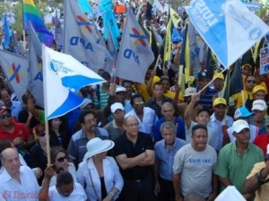 Participantes en piquete frente a la Suprema Corte.